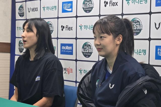  ‘하나은행 2024-2025 여자프로농구 올스타 페스티벌’에 나서는 김단비(왼쪽)와 신지현. /연합뉴스