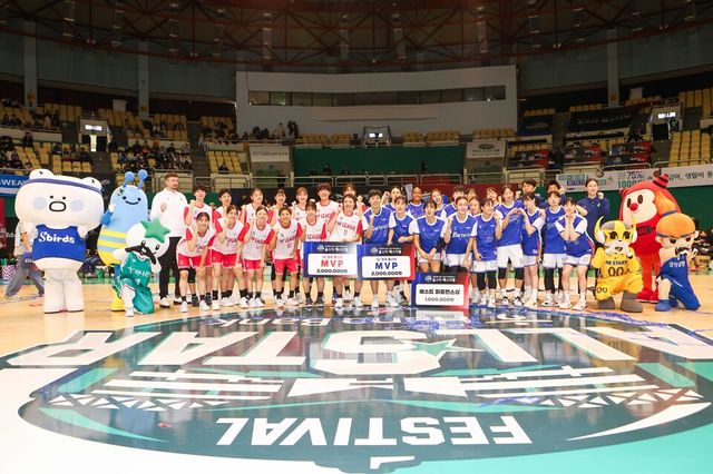 한국여자프로농구(WKBL) 올스타는 지난 22일 부천체육관에서 하나은행 2024-2025 여자프로농구 올스타 페스티벌을 치렀다. /WKBL 제공
