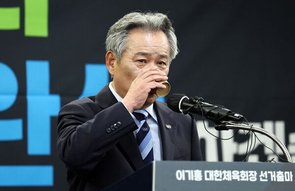 이기흥 대한체육회장이 23일 서울 송파구 올림픽파크텔에서 열린 대한체육회장 선거 출마 기자회견에서 물을 마시고 있다. /연합뉴스