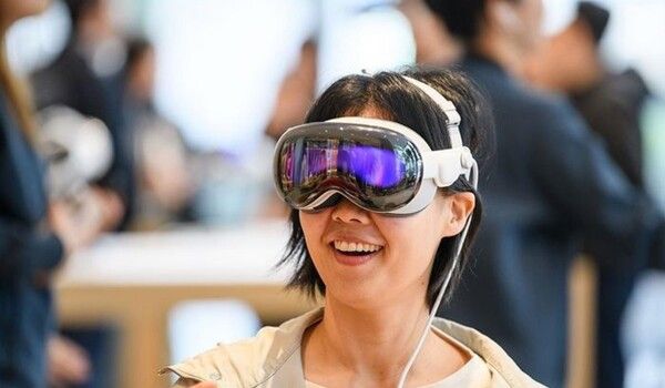 지난 11월 서울 중구 애플 명동점에서 15일 국내 출시한 혁신적인 공간 컴퓨터인 애플 비전 프로를 고객이 체험하고 있다./애플