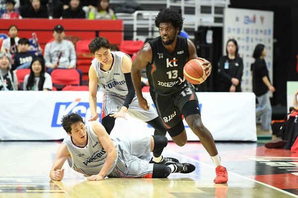프로농구 수원 KT 소닉붐 레이션 해먼즈(오른쪽). /KBL 제공