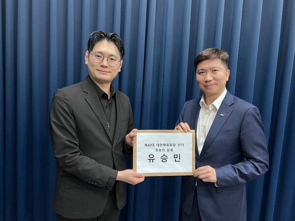 유승민 전 국제올림픽위원회(IOC) 위원 겸 전 대한탁구협회장이 25일 오전 경기도 과천시 중앙선거관리위원회를 직접 방문해 후보 등록 서류를 제출하고 선거 기탁금 7000만 원을 납부했다. /유승민 제공