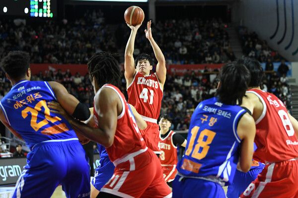 프로농구 서울 SK 나이츠 오세근(가운데). /KBL 제공