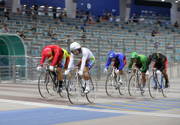 광명스피돔에서 열린 특선급 경주에서 선수들이 결승선을 향해 질주하고 있다. /국민체육진흥공단 제공