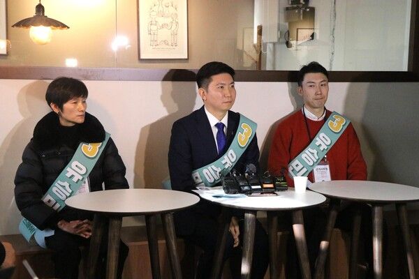 왼쪽부터 현정화 마사회 감독과 유승민 후보, 전 배드민턴 세계랭킹 1위 유연성. /유승민 제공