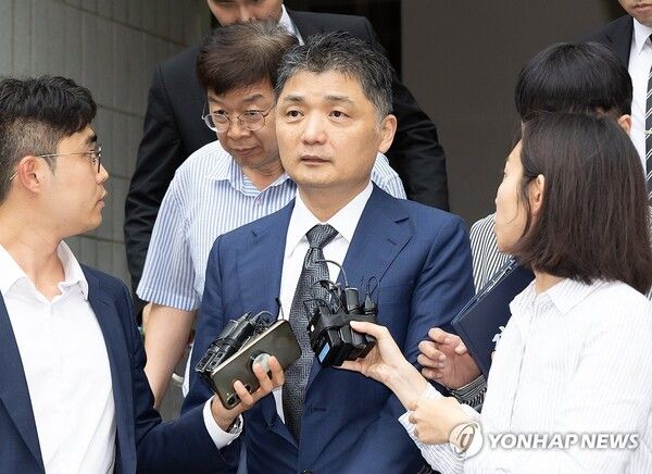 서울남부지법 한정석 부장판사는 7월 23일 카카오 최대 주주인 김범수 카카오 경영쇄신위원장에 대해 구속영장을 발부했다. /연합뉴스