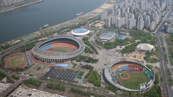 1988 서울 올림픽이 열린 잠실올림픽주경기장과 잠실야구장. /연합뉴스