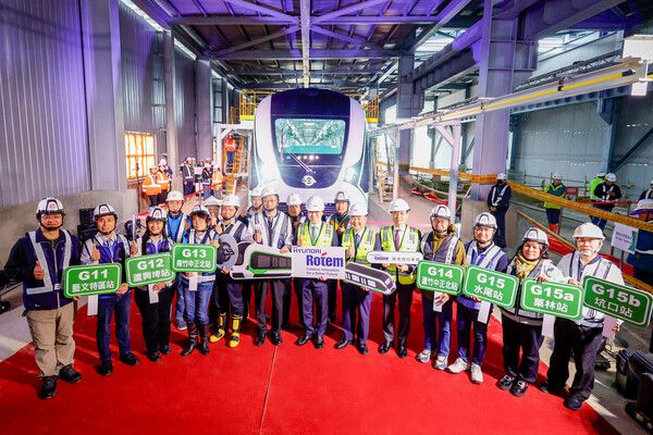 지난 26일 대만 타오위안시에 위치한 그린라인 차량 기지에서 열린 행사에서 이용배&nbsp;현대로템&nbsp;사장(왼쪽 일곱&nbsp;번째)과&nbsp;장산정&nbsp;대만&nbsp;타오위안시&nbsp;시장(여섯&nbsp;번째),&nbsp;이은호&nbsp;주타이베이한국대표부&nbsp;대표(여덟&nbsp;번째)가 기념 촬영을 하고 있다. /현대로템