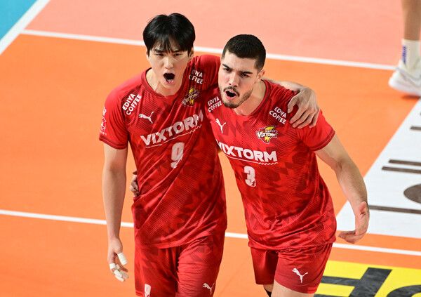 프로배구 V리그 남자부 한국전력 임성진(왼쪽)과 마테우스. /KOVO 제공