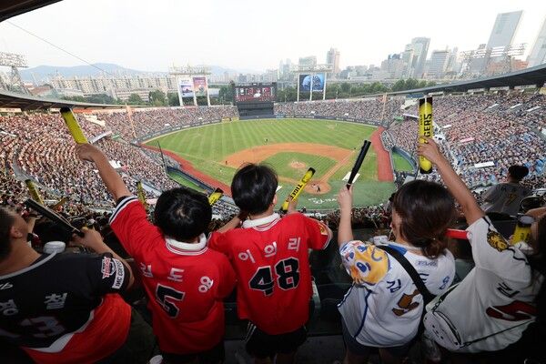 한국프로야구 2024 KBO리그가 역대 한 시즌 최다 관중 신기록을 세운 9월 18일 서울 잠실야구장에서 열린 프로야구 KIA 타이거즈와 LG 트윈스의 경기를 찾은 관중들이 응원하고 있다. /연합뉴스
