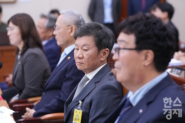 정몽규 축구협회장이 24일 서울 여의도 국회에서 열린 문화체육관광위원회 전체회의에 출석해 의원 질의를 듣고 있다. /최대성 기자 dpdaesung@sporbiz.co.kr 2024.09.24.