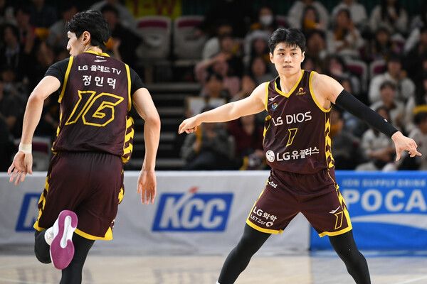 창원 LG세이커스의 정인덕과 유기상(오른쪽). /KBL 제공