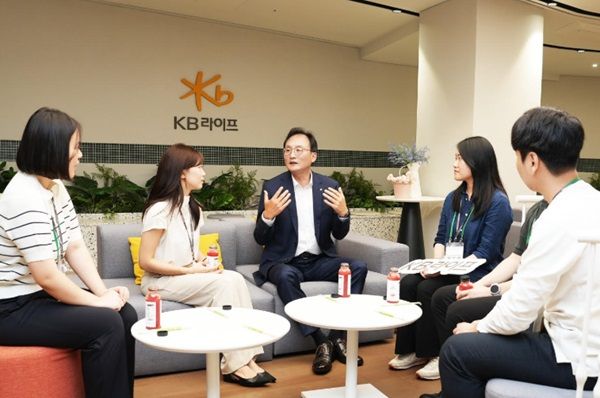 이환주 KB라이프생명 대표는 KB생명과 푸르덴셜생명 합병으로 출범한 KB라이프생명의 초대 수장으로 소통 리더십을 통해 조직 안정화에 총력을 기울였다./ KB라이프생명 제공