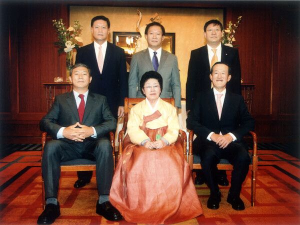 고(故) 구위숙 여사와 자제들 (사진 첫줄 가운데 구위숙 여사, 오른쪽 허창수 GS그룹 명예회장, 왼쪽 허정수 GS네오텍 회장, 뒷줄 가운데 허진수 GS칼텍스 상임고문, 왼쪽 허명수 GS건설 상임고문, 오른쪽 허태수 GS그룹 회장./GS그룹 제공
