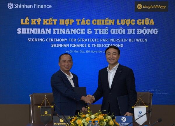 협약식에 참석한 도안 반 히우 엠 (Doan Van Hieu Em) 모바일월드 모바일·가전 부문 CEO(왼쪽)와 문동권 신한카드 사장이 기념사진을 촬영하고 있다. / 신한카드 제공