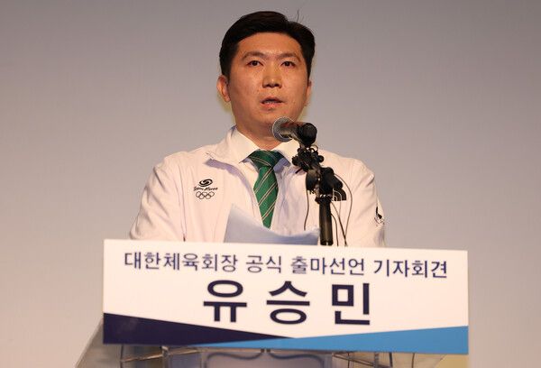 유승민 전 대한탁구협회 회장이 3일 오전 서울 중구 한 호텔에서 대한체육회장 공식 출마 선언 기자회견을 열고 발언하고 있다. /연합뉴스