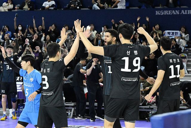 현대캐피탈은 3일 인천 계양체육관에서 열린 2024-2025 V리그 남자부 원정 경기서 대한항공을 세트스코어 3-0(25-22 25-19 25-23)으로 꺾었다. /KOVO 제공