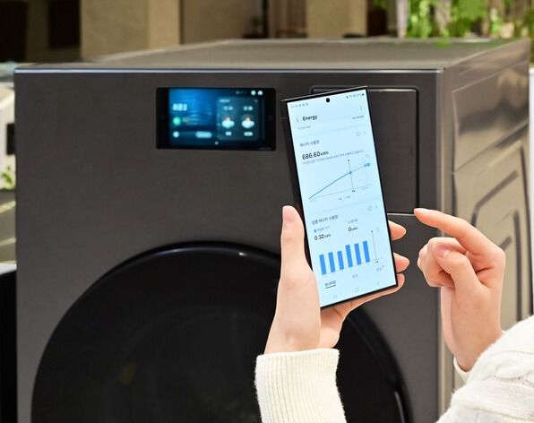 스마트싱스로 '비스포크 AI 콤보'의 에너지 사용량을 확인하고 있다./사진=삼성전자