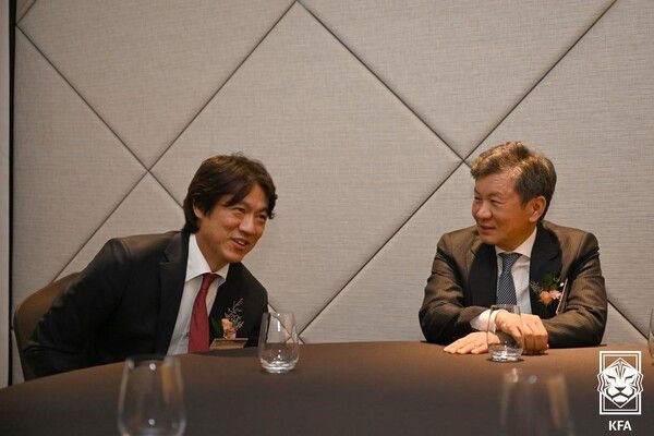 홍명보 축구 대표팀 감독(왼쪽)과 정몽규 대한축구협회장. /KFA 제공