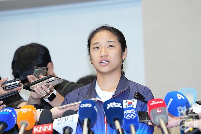 2024 파리 올림픽 배드민턴 여자단식에서 금메달을 획득한 안세영(삼성생명)이 7일 오후 인천국제공항 2터미널 입국장을 통해 귀국한 후 인터뷰를 하고 있다. /최대성 기자