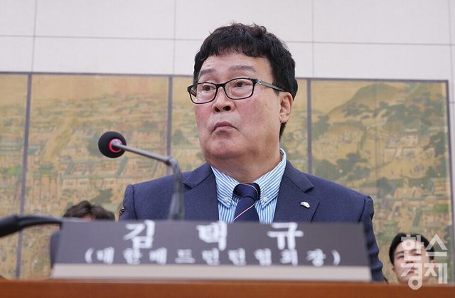 김택규 대한배드민턴협회장이 24일 서울 여의도 국회에서 열린 문화체육관광위원회 전체회의에 출석해 의원 질의를 듣고 있다. /최대성 기자 dpdaesung@sporbiz.co.kr 2024.09.24.