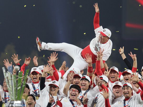 28일 광주 기아챔피언스필드에서 열린 2024 신한 SOL뱅크 KBO 포스트시즌 한국시리즈 5차전 삼성 라이온즈와 KIA 타이거즈의 경기. KIA가 삼성에 승리하며 통합우승을 달성한 뒤 KIA 선수들이 이범호 감독을 헹가래 치고 있다. /연합뉴스