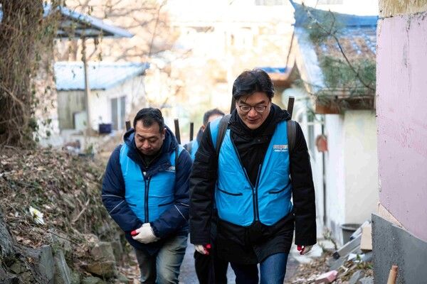 정종철 쿠팡풀필먼트서비스 대표이사(오른쪽)가&nbsp;26일 인천시 미추홀구 학익동에서 지게를 짊어지고 연탄을 배달하고 있다. / 쿠팡 제공
