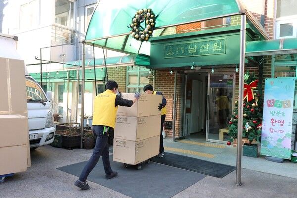 신세계까사의 까사미아 배송 기사들이 서울시 중구 사회복지법인&nbsp;‘남산원’에서 가구를 옮기고 있다.&nbsp;신세계까사는 매년 초록우산어린이재단 및 지차체 협업을 통해&nbsp;‘희망드림 가구 지원’&nbsp;캠페인을 전개,&nbsp;소외계층 아동들을 위한 가구를 기부한다. / 신세계까사 제공&nbsp;