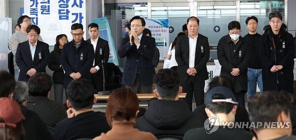 김이배 제주항공 대표이사가 31일 전남 무안군 무안국제공항에서 브리핑하고 있다. /연합뉴스