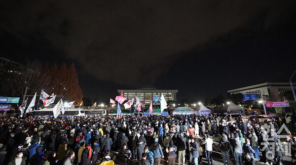 4일 오후 서울 여의도 국회 앞에서 시민들이 시위를 하고 있다. 이날 오전 1시 3분에 국회가 '비상 계엄 해제 요구 결의안을 가결한 뒤에도 시민들이 국회를 떠나지 못하고 있다. /최대성 기자 dpdaesung@sporbiz.co.kr 2024.12.04.