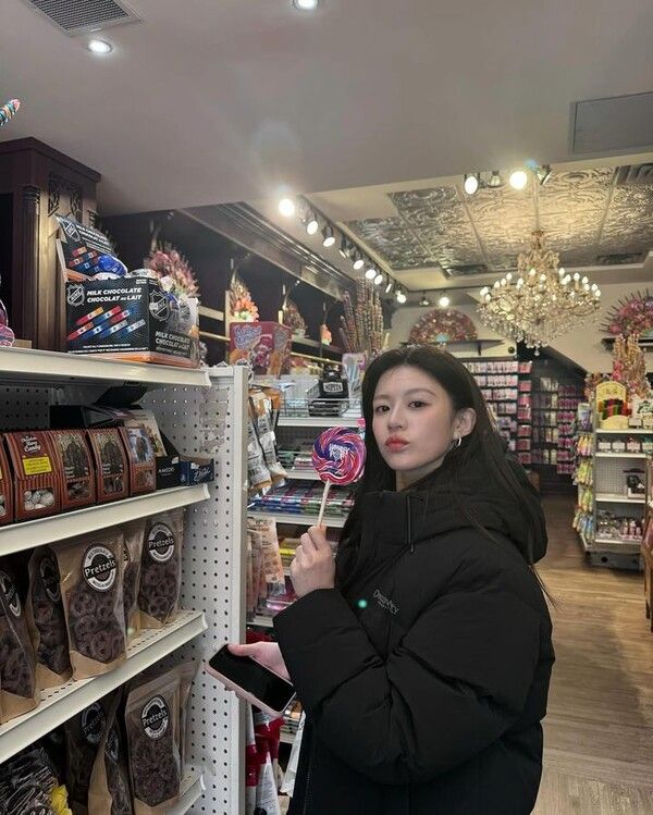 디스커버리 익스페디션이 고윤정과 스태프들에게 롱패딩을 전달했다. /고윤정 인스타그램, F&F 제공