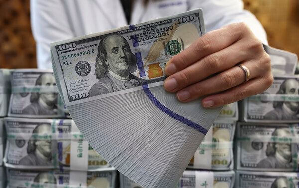 지난 3일 밤 윤석열 대통령의 비상계엄 선포로 원화는 1달러당 1443원까지 치솟았다./사진=연합뉴스