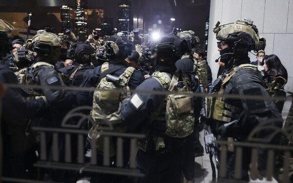 윤석열 대통령이 3일 밤 비상계엄을 선포한 가운데 4일 자정께 서울 영등포구 여의도 국회 본관으로 계엄군이 진입 준비를 하고 있다./사진=연합뉴스