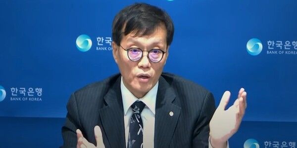 &nbsp;이창용&nbsp;한국은행 총재가 4일 블룸버그TV와 인터뷰에 출연해 발언하고 있다. / 블룸버그TV