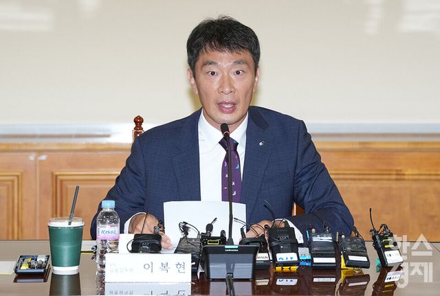 이복현 금융감독원장이 비상계엄 사태 이후 금융시장은 빠르게 안정을 찾고 있다며 금융사의 투자·자금공급을 예정대로 집행할 것을 당부했다.&nbsp; /한스경제DB