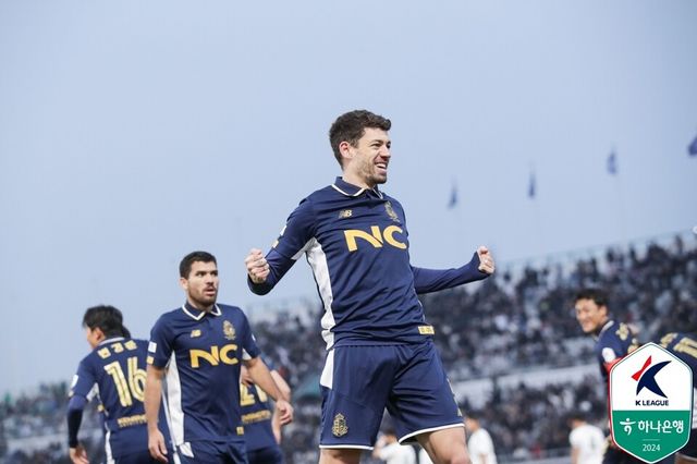 1일 목동종합운동장에서 열린 하나은행 K리그 승강 플레이오프 1차전 전북 현대와 홈 경기서 동점골을 터뜨린 오스마르. /한국프로축구연맹 제공