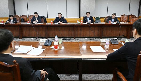 최상목 부총리 겸 기획재정부장관은 5일 오전, 전국은행연합회관에서 이창용 한국은행 총재, 김병환 금융위원장, 이복현 금융감독원 원장과 함께 '긴급 거시경제·금융현안 간담회'를 개최했다. /기획재정부 제공