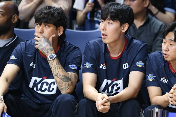 부산 KCC 최준용(왼쪽)과 송교창. /KBL 제공