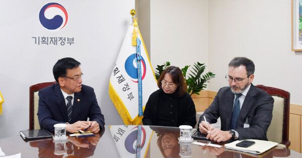 5일 기재부에 따르면 최 부총리는 정부서울청사에서 피에르-올리비에 구린샤(Pierre-Olivier Gourinchas) 국제통화기금(IMF) 수석 이코노미스트와 면담을 가졌다. /기획재정부 제공