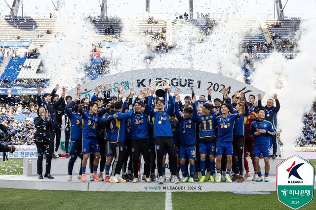 2024 K리그1 우승 세리머니를 펼친 울산 HD 선수단. /한국프로축구연맹 제공