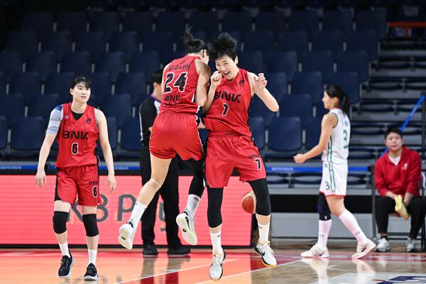 여자프로농구 부산 BNK 김소니아와 박혜진. /WKBL 제공