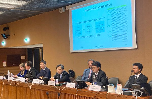 박우철 네이버 정책/RM 아젠다 변호사(오른쪽에서 두 번째)가 네이버 AI 안전 정책 사례를 발표하고 있다./ 네이버