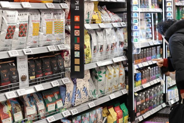 서울의 한 대형마트에 진열된 커피 제품./연합뉴스.