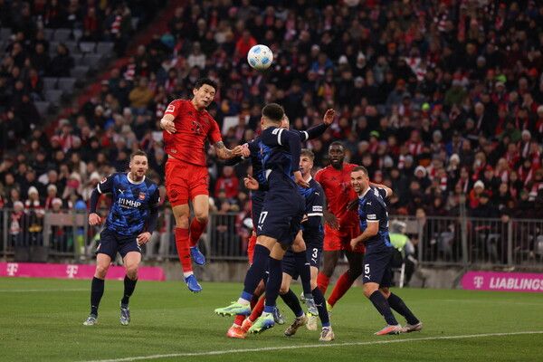 독일 분데스리가 바이에른 뮌헨 김민재(왼쪽). /연합뉴스