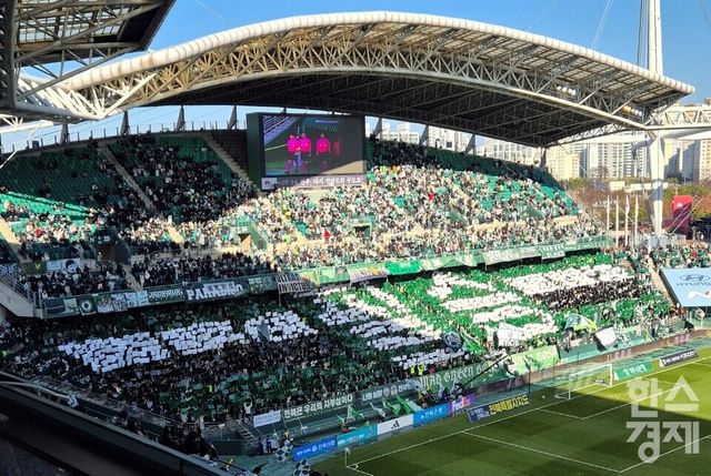 8일 오후 2시 25분 전주월드컵경기장에서 열린 하나은행 K리그 2024 승강 플레이오프(PO) 2차전 서울 이랜드와 홈 경기서 필승 카드 섹션을 펼쳐 보인 전북 팬들. /류정호 기자