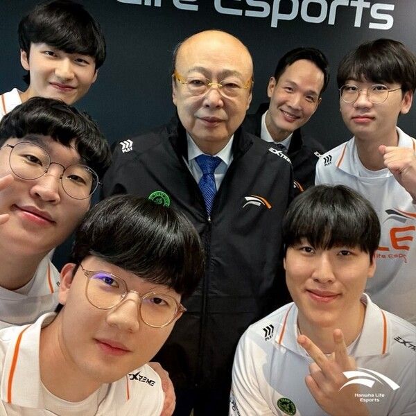 김승연 한화그룹 회장, 김동원 한화생명 사장과 한화생명e스포츠 선수단. /한화생명e스포츠&nbsp; 제공