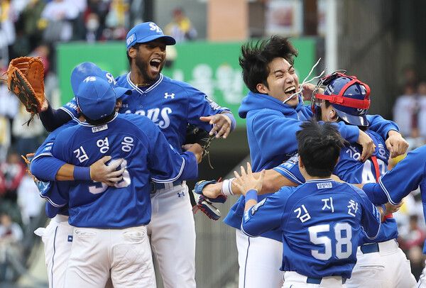 19일 서울 잠실야구장에서 열린 2024 신한 SOL뱅크 KBO 포스트시즌 플레이오프 4차전 LG 트윈스와 삼성 라이온즈의 경기에서 승리를 거둔 삼성 선수들이 기뻐하고 있다. /연합뉴스