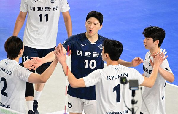 프로배구 V리그 남자부 대한항공 정지석(가운데). /KOVO 제공