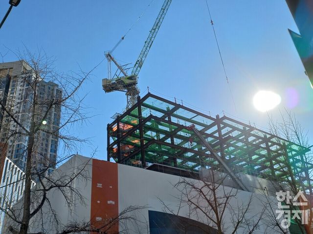 부동산 경기 침체가 깊어지고 있는 가운데 연말 분양 물량 확대로 미분양 물량의 증가가 예상되고 있다. 사진은 서울의 한 건설현장 모습. /한스경제 DB