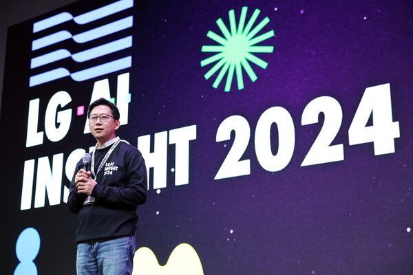 배경훈 LG AI연구원장이 지난 11월 열린 'LG AI 인사이트(Insight) 2024'에서 한 해 동안의 연구 성과를 발표하고 있다./사진=LG